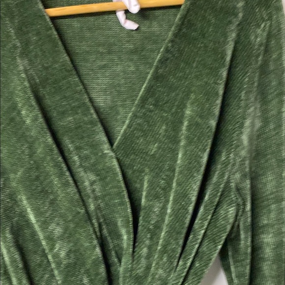 AMADI Elegant Green Velvet Mini Dress - Picture 4 of 11